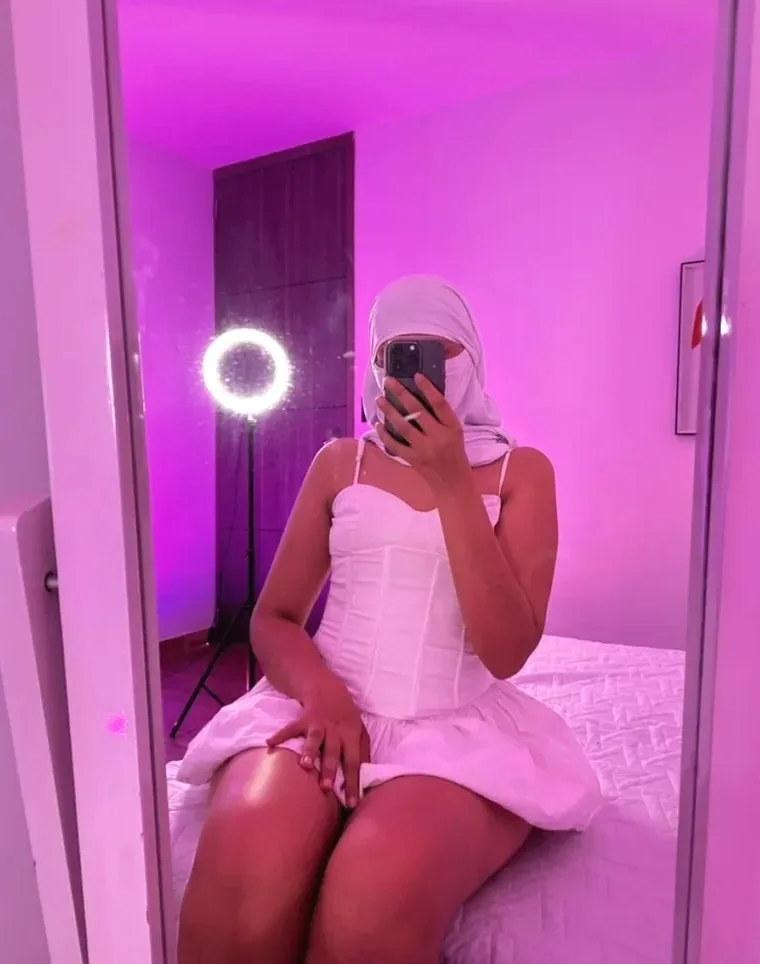 Zeynep, 23